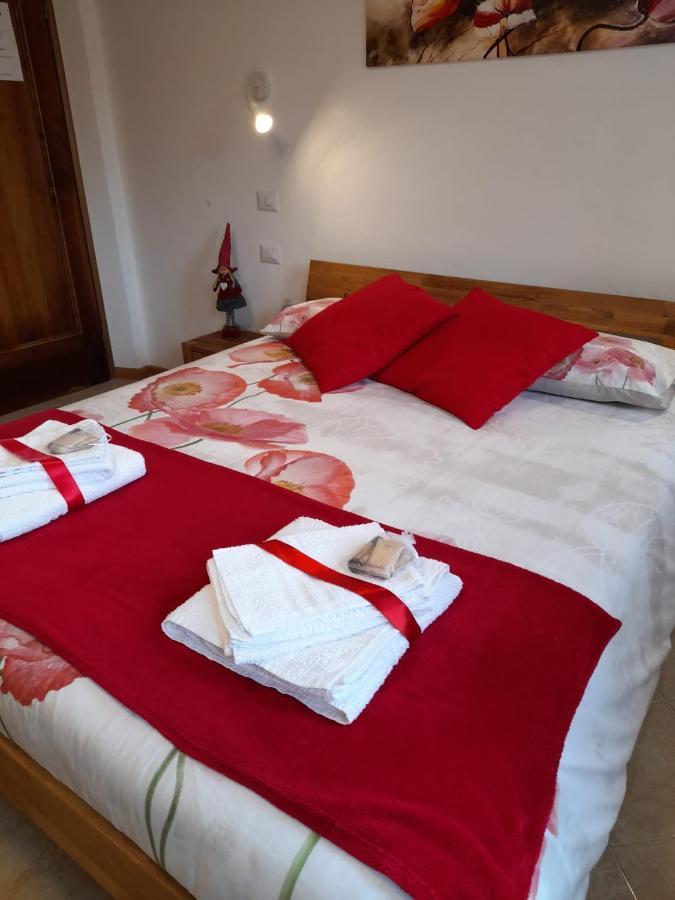 B&B La Casa Di Loretta Paderno Bagian luar foto
