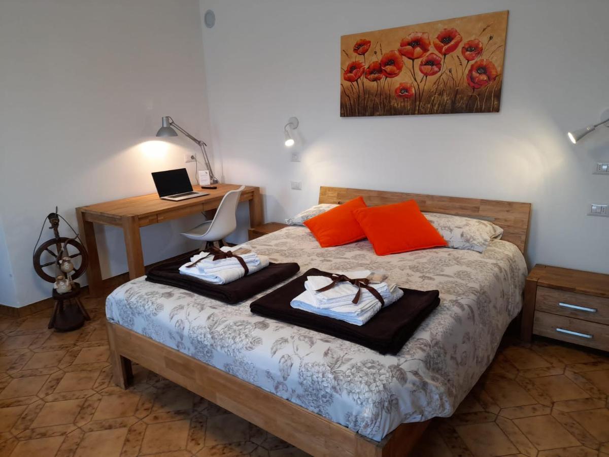 B&B La Casa Di Loretta Paderno Bagian luar foto